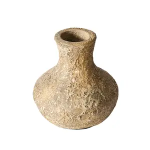 Vase med rustik overflade, rund krop og smal åbning.